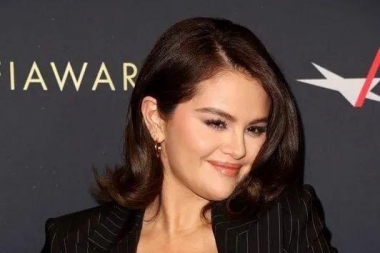 比MV更有戏剧性的是Selena Gomez的复古发型！